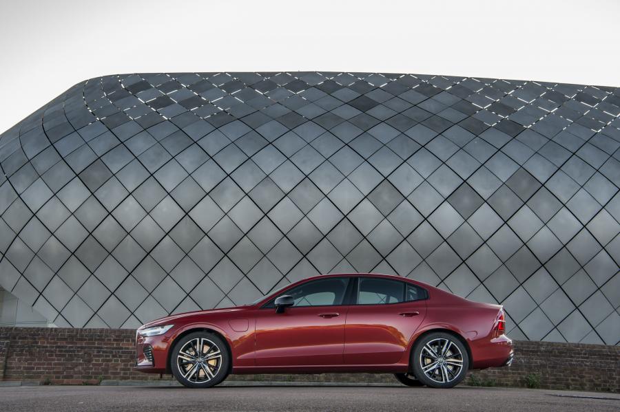  Volvo S60 T8 R-Design 2019 года  (UK) (фото 29 из 40)
